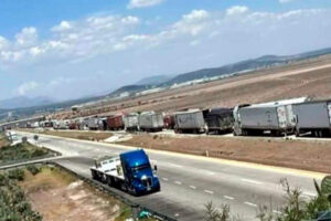 Continúa por cuarto día consecutivo bloqueo en autopista Arco Norte