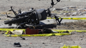 Explota motocicleta en estacionamiento del Cereso de San Miguel y daña tres vehículos