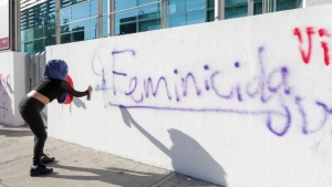 Fachada de la FGE durante protestas