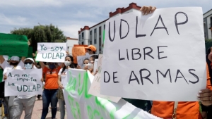 Los conflictos legales no deben afectar a los estudiantes, dicen.