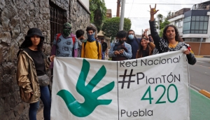 Se reunieron a un costado del mural &quot;Plantón Puebla 420&quot;