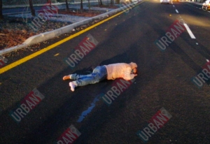 La mujer quedó tendida en la carretera