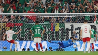 Lewandowski cobró suave a la izquierda de Ochoa, quien repelió