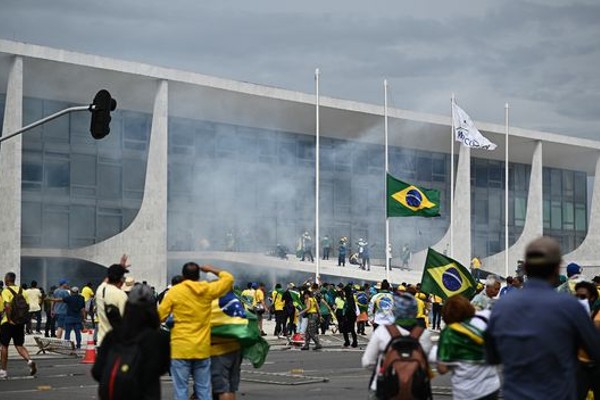 Fanáticos de Bolsonaro asaltan Congreso y sede presidencial en Brasilia