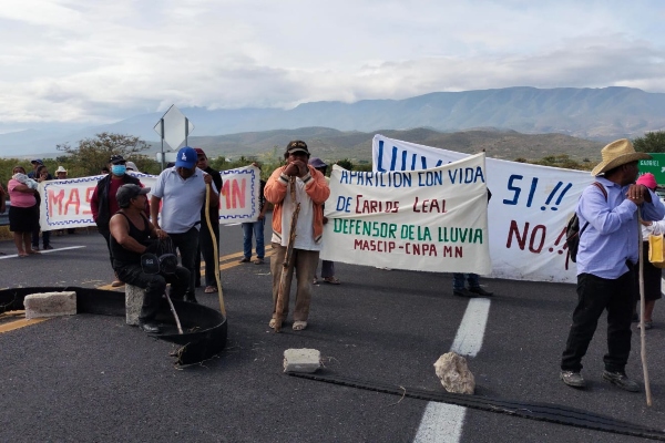 Bloquean la Cuacnopalan-Oaxaca para exigir la localización del activista Carlos  Rodríguez Leal - Urbano