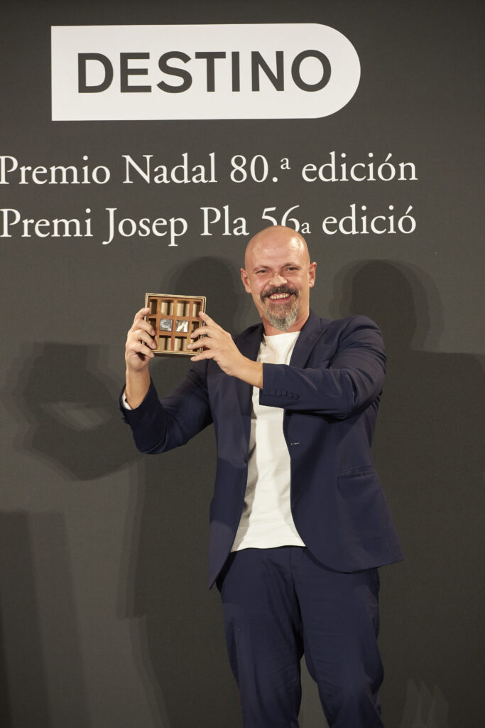 César Pérez Gellida gana el Premio Nadal 2024 con el thriller rural 'Bajo  tierra seca