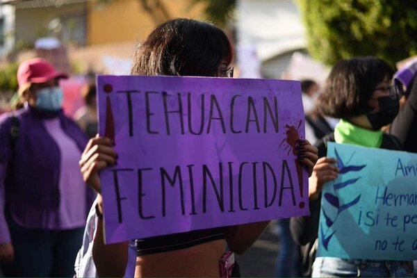 Mujeres se preparan para participar en la marcha del 8M en Tehuacán