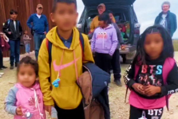 Tío abandonó a niños migrantes de Atlixco con "pollero"; debía llevarlos con su mamá en EEUU