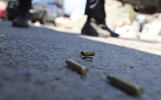 Hombre recibe un disparo en el pecho mientras caminaba en calles del centro de Zinacatepec