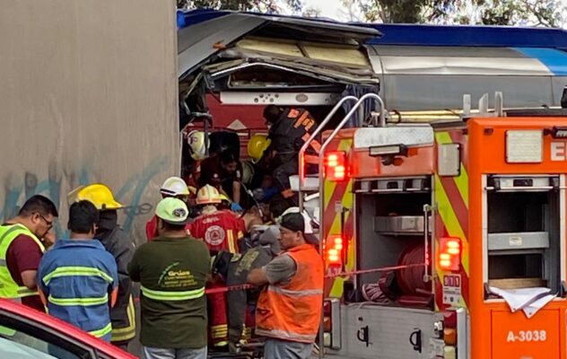 Siete lesionados por choque de autobús de pasajeros con pilar de la autopista México-Puebla