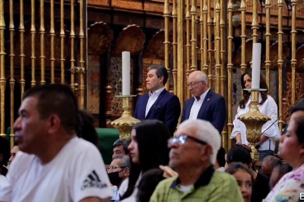 Ken Salazar visita Puebla y aparece escuchando misa en la Catedral