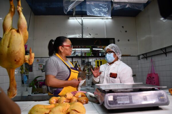 En pollerías de Tlaxcala, 94% de la carne presenta bacterias y 2% del agua está contaminada