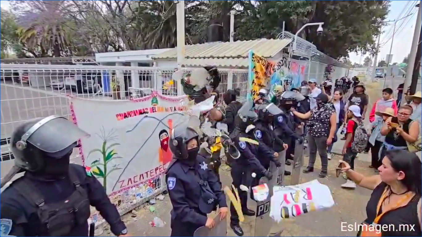 Marchan, bloquean carreteras, y lanzan basura contra SMADSOT y policías para exigir clausura de basurero