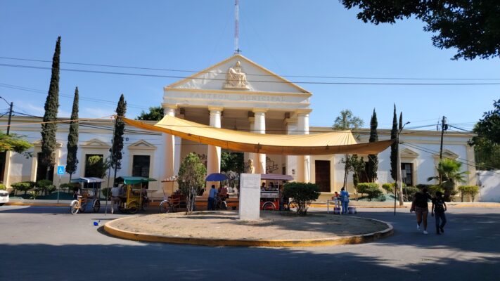 Mamás del Panteón de Tehuacán reciben a 10 mil visitantes por el Día de las Madres