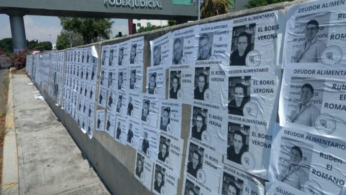 Frente Poblano contra Deudores Alimentarios tapizan Ciudad Judicial con fotos de violentadores