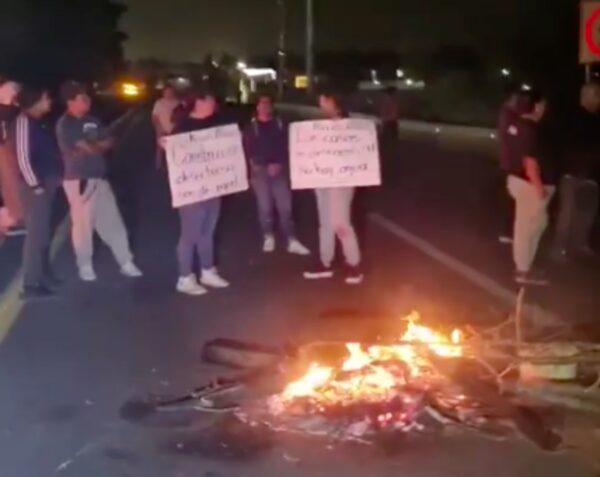 Pobladores de Ixtacuixtla bloquean la autopista Tlaxcala-Texmelucan para exigir abasto de agua