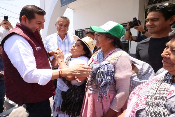 Alejandro Armenta con migrantes poblanos