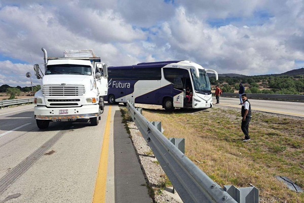 Autobús Futura brinca muros de contención en el Arco Norte por niño enfermo