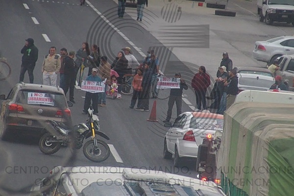 Bloquean circulación en la carretera México-Veracruz para protestar contra Libramiento Calpulalpan