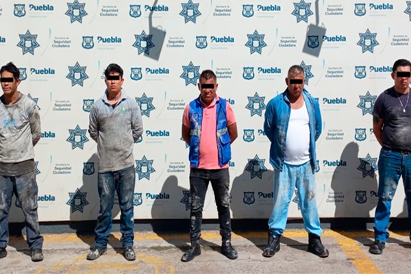 Detienen a cinco hombres robando cables de Telmex en El Carmen