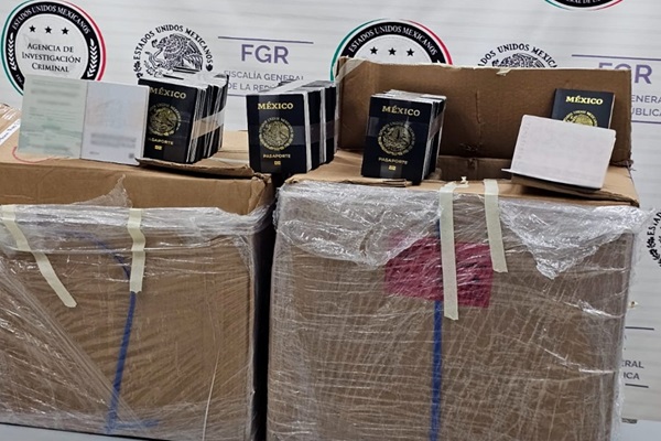 Detienen a dos personas con mil 328 pasaportes robados en Tlaxcala