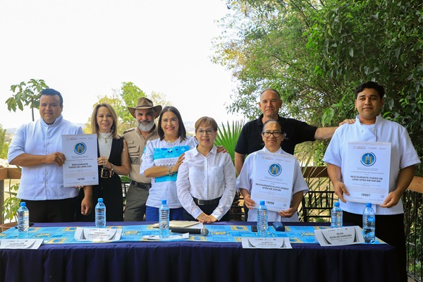 Entrega gobierno estatal Distintivos H, de calidad e higiene, a restaurantes de Africam Safari