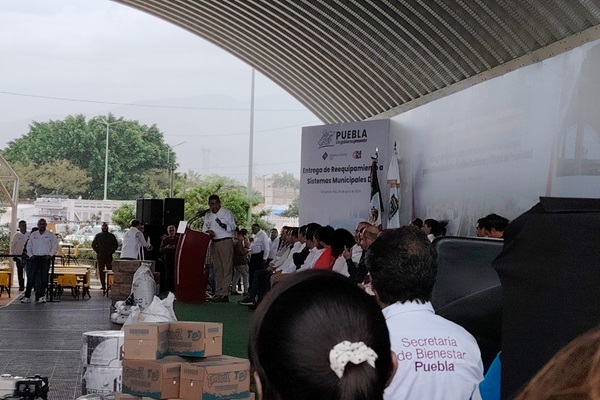 Gobernador pide al alcalde de Tehuacán trabajar en unidad con el edil el electo