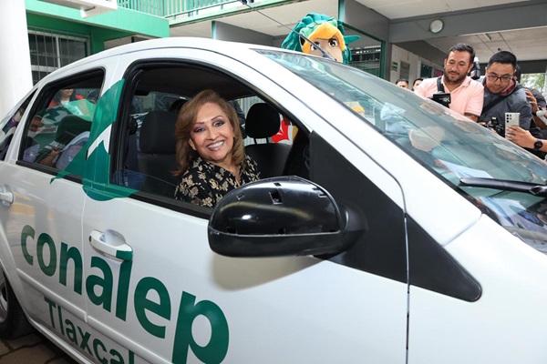 Presenció gobernadora de Tlaxcala conversión física de un automóvil 100 por ciento eléctrico