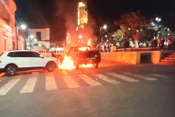 Violencia en Ciudad Serdán: Candidatos del PAN y Morena pactan contra Uruviel González Vieyra; queman patrulla y vehículo