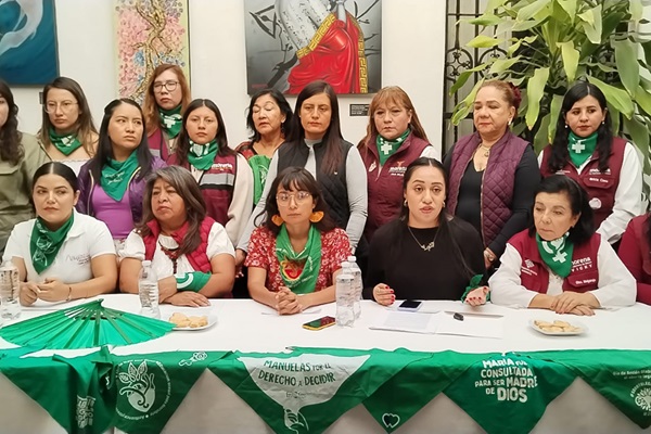 Activistas y mujeres militantes de Morena piden a diputados respetar el estado laico y despenalizar el aborto