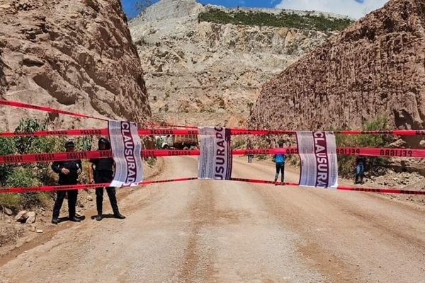 Ayuntamiento de Tecamachalco clausura planta de cementos Cruz Azul por invasión de terrenos