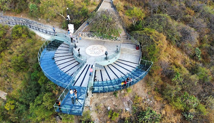 Bebé de 3 años desploma del mirador de cristal del cerro de San Miguel, en Atlixco