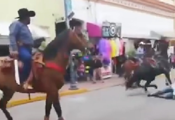 Ebrio agrede a machetazos a jinete y a su caballo en la feria de Santa Ana Chiautempan, Tlaxcala