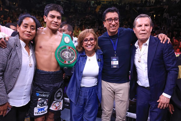 Entrega gobernadora cinturón de oro al pugilista mexicano Miguel Berchelt