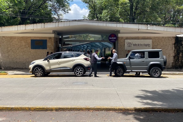 Familia vela a Ricardo Antonio Meneses mientras reciben protección por parte de elementos de la Fiscalía