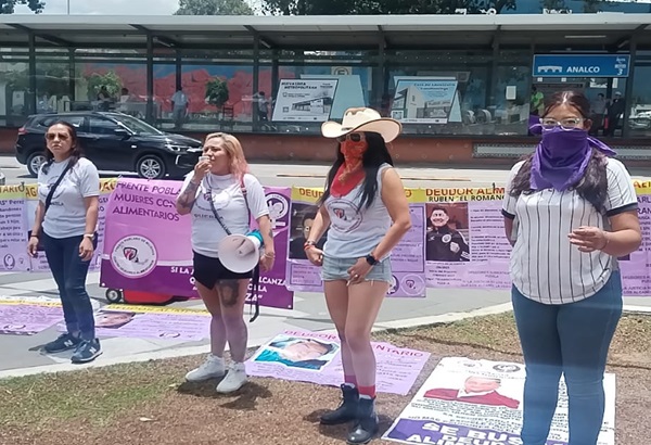 Frente contra Deudores Alimentarios protesta en evento del Ayuntamiento; le grita ¡Violentador! a Ángel Rivera Ortega