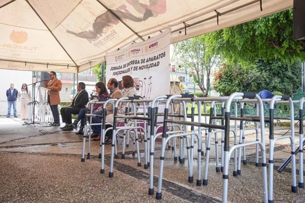 Gobierno de Tlaxcala entrega aparatos funcionales y de movilidad