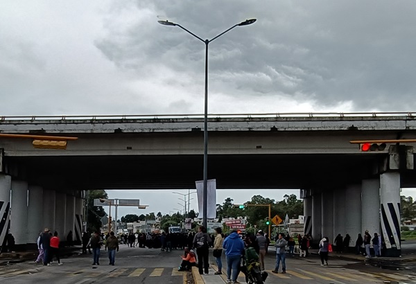 Habitantes de Acuitlapilco, Tlaxcala, bloquean periférico en protesta por desabasto de agua