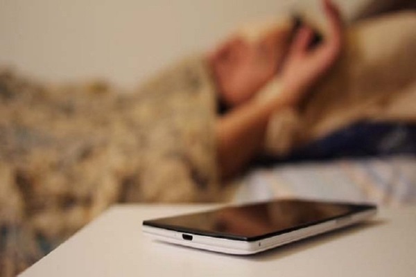 Hombre termina con quemaduras mientras dormía, por calentamiento de su teléfono celular