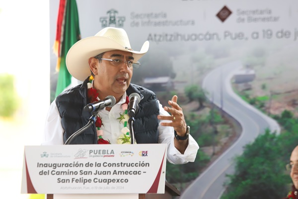 Inaugura gobierno del estado Camino San Juan Amecac en Atzitzihuacán