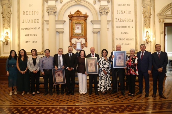 Otorga Ayuntamiento copia de la Cédula Real a tres destacados empresarios