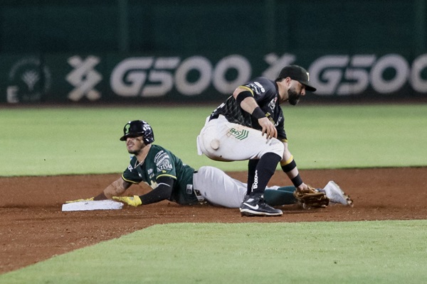 Pericos del Puebla vencen a los Leones de Yucatán 5 a 4