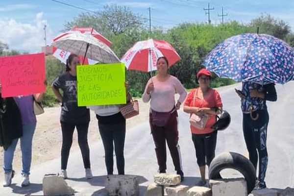 Por aumento de robos, padres de familia de Tehuacán bloquean el Libramiento Tecnológico-San Marcos