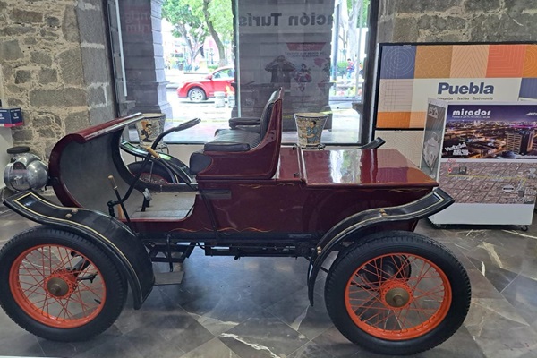 Réplica de un automóvil Eagle de 1903 se exhibe Centro de Atención al Visitante, junto a Palacio Municipal