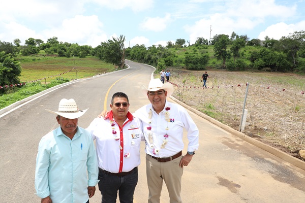 Sergio Salomón inaugura carretera de concreto hidráulico en Tepemaxalco