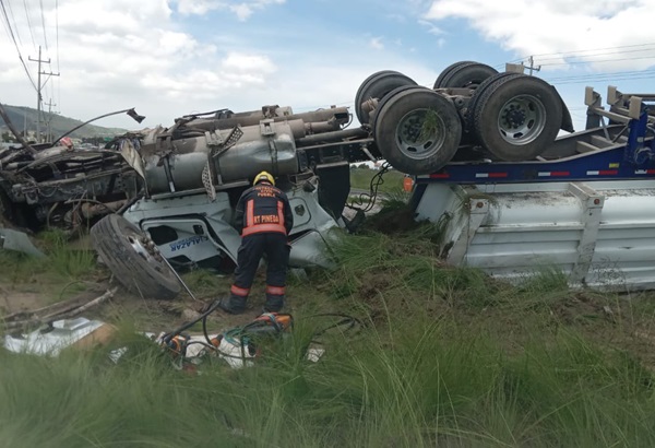 Siete heridos y un niño muerto deja choque entre tráiler y camioneta sobre la carretera Amozoc-Oriental, en Puebla