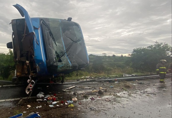 Siete personas continúan hospitalizadas tras volcadura de autobús en la autopista Puebla-Atlixco