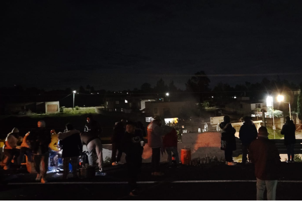 Vecinos de Atlahapa, Tlaxcala, bloquean Periférico Tlaxcala; exigen suministro de agua