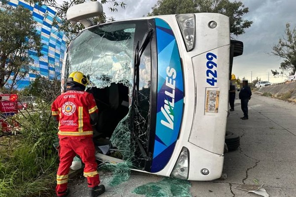 Volcadura de autobús en la México-Puebla deja 17 personas lesionadas