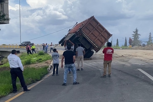 Vuelca tractocamión cargado de arena en Periférico Ecológico y carretera federal a Tehuacán